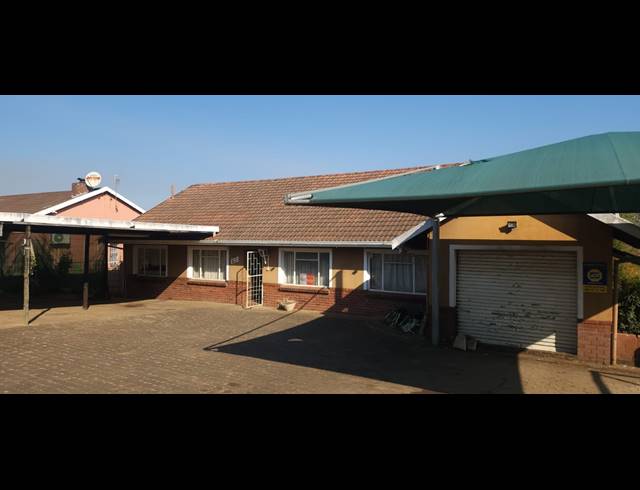3 BEDROOM HOUSE FOR SALE IN BISLEY